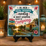 Camping Tegeltje 15x15 cm – Ik Heb Geen Therapie Nodig Ik Moet Naar de Camping – Grappig Cadeau voor Kampeerder