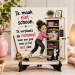 Grappig Tegeltje – Ik Maak Niet Schoon, Ik Verplaats De Rommel – Humor Spreuk – 15 x 15 cm – Cadeau