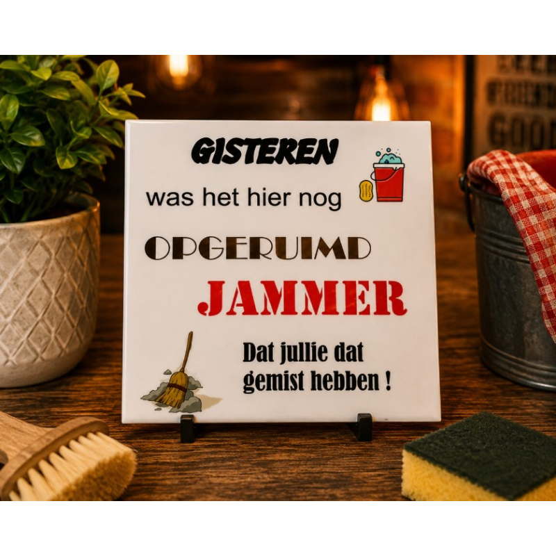 Grappige Spreuktegel – “Gisteren Was Het Hier Nog Opgeruimd” – Decoratieve Tegel met Humor