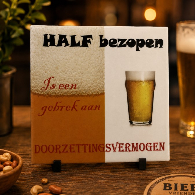 Humor Tegeltje “Half Bezopen” – Grappig Bier Tegel 15x15 cm