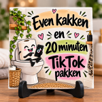 Tegeltje – Even kakken en 20 minuten TikTok pakken – Grappig WC Tegeltje – Toilet Decoratie – Humor Cadeau – 15 x 15 cm