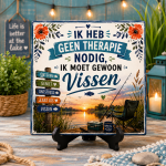 Grappig Tegeltje – "Ik heb geen therapie nodig, ik moet gewoon vissen" | Keramische Decoratietegel 15 x 15 cm | Cadeau voor Vissers & Hengelsportliefhebbers